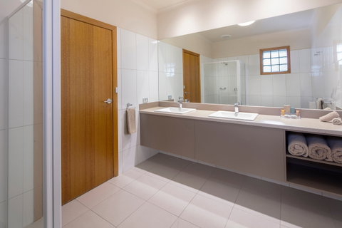 Julie-Anna Bendigo - Hotel NSW 3