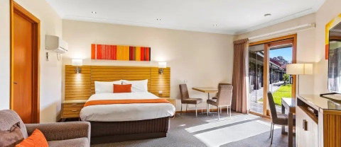 Julie-Anna Bendigo - Hotel NSW 6