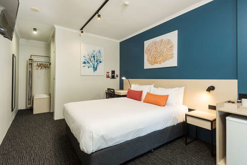 Nightcap At Edge Hill Tavern - Hotel NSW 3