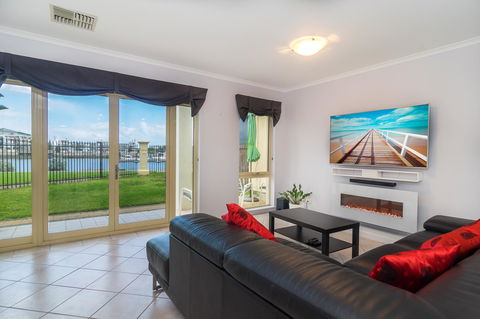 Port Adelaide Harbourside House - Hotel NSW 2