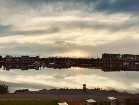 Port Adelaide Harbourside House - Hotel NSW 1