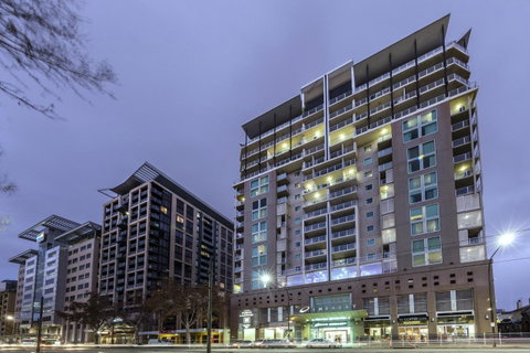 Oaks Adelaide Embassy Suites - Hotel NSW 0