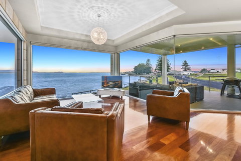 Aloha Waterfront Properties - Hotel NSW 4