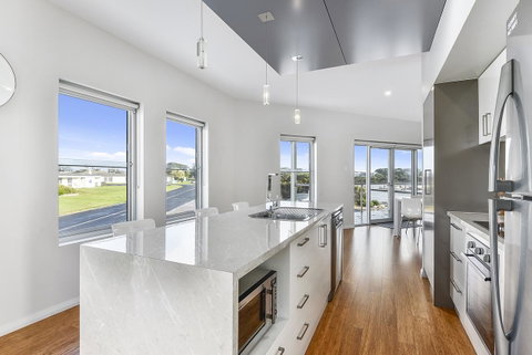 Aloha Waterfront Properties - Hotel NSW 15