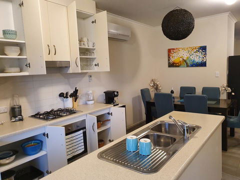 Explore Adelaide, Gawler, The Barossa And Clare Valleys All-in-one - Hotel NSW 7