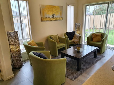 Explore Adelaide, Gawler, The Barossa And Clare Valleys All-in-one - Hotel NSW 1