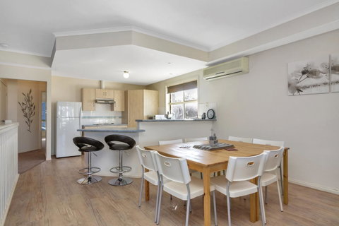 The Lighthouse - Port Willunga - C21 SouthCoast Holidays - Hotel NSW 5
