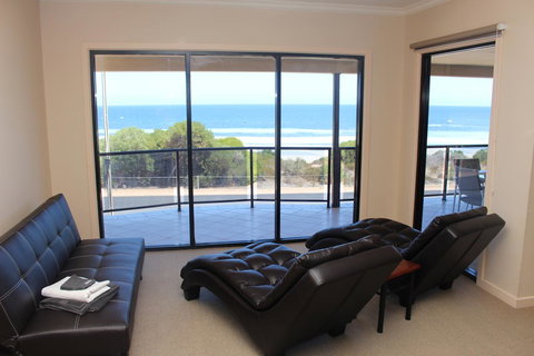 The Lighthouse - Beachfront Accommodation - Hotel NSW 5