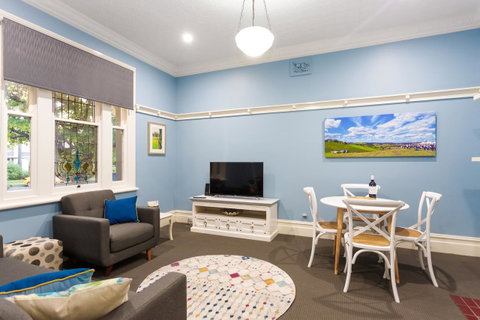 Blue Door Apartments - Hotel NSW 2
