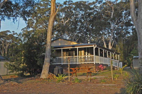 Bush & Bay Cottage - Hotel NSW 1
