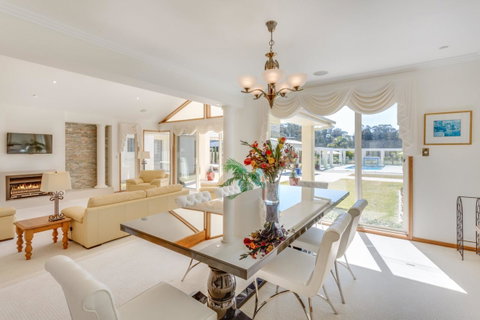 One Mile Mansion - Private Coastal Retreat FREE FAMILY ADVENTURE PASS - Hotel NSW 10