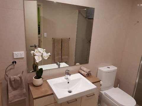 Darwin-Ocean Views, Tropical Getaway, Pool & Aircon - Hotel NSW 13