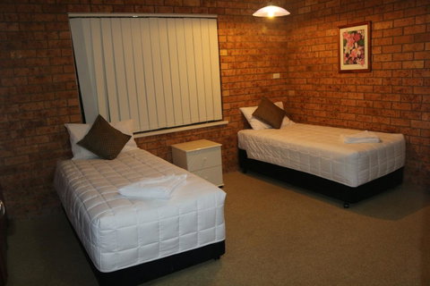 Golden Sands Motor Inn - Hotel NSW 5