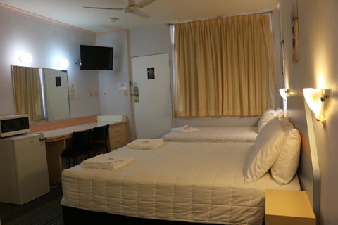 Golden Sands Motor Inn - Hotel NSW 25