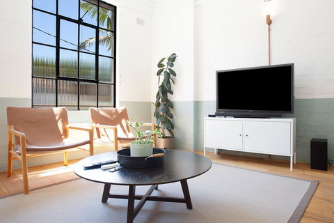 Boutique, Sunlit Studio With Designer Furnishings - Hotel NSW 3