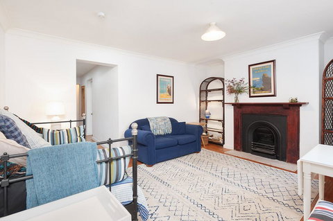 Charming Centrally Located 2 Bedroom Accommodation - Hotel NSW 1