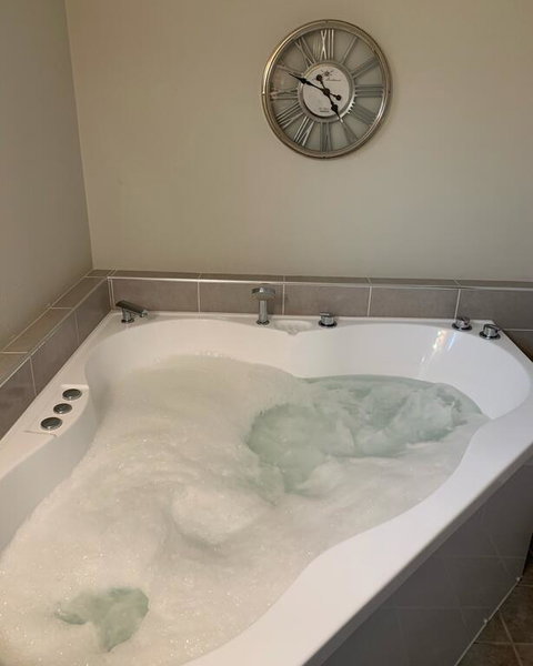 Churchill's B&B Twin Spa Getaway - Hotel NSW 3