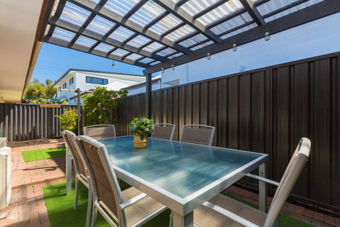 Coastal Convenience! Walk To The Shops & Cafes... - Hotel NSW 3