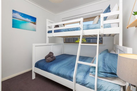 Coastal Convenience! Walk To The Shops & Cafes... - Hotel NSW 2