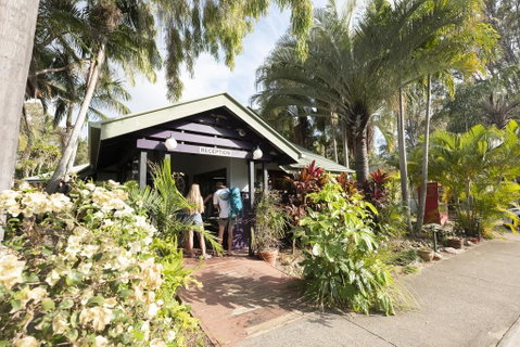 Colonial Village Cabins, Camping & Tours - Hervey Bay YHA - Hotel NSW 2