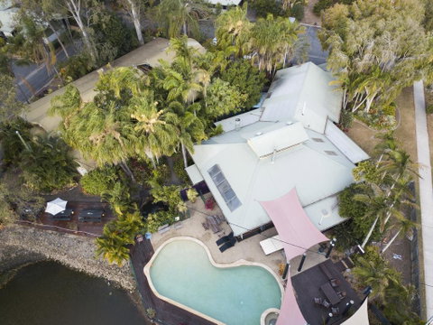 Colonial Village Cabins, Camping & Tours - Hervey Bay YHA - Hotel NSW 1