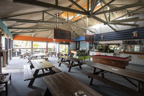 Colonial Village Cabins, Camping & Tours - Hervey Bay YHA - Hotel NSW 3