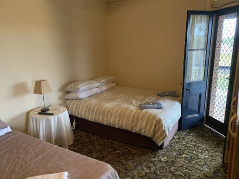 Commercial Hotel Curlewis - Hotel NSW 2