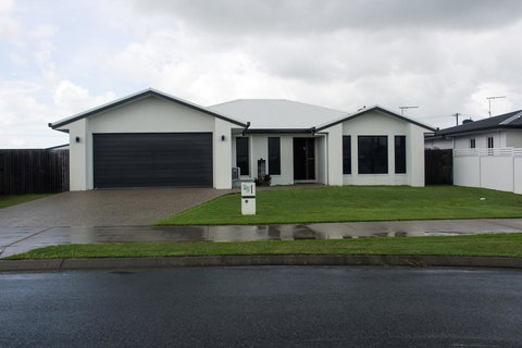 Family Friendly Holiday Home - Hotel NSW 3