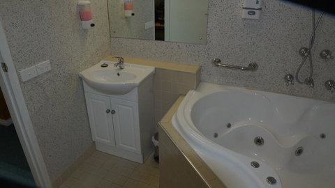 Golden Leaf Motel - Hotel NSW 3