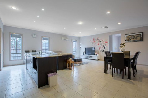 Gorgeous 4BR Home In Point Cook - Hotel NSW 3