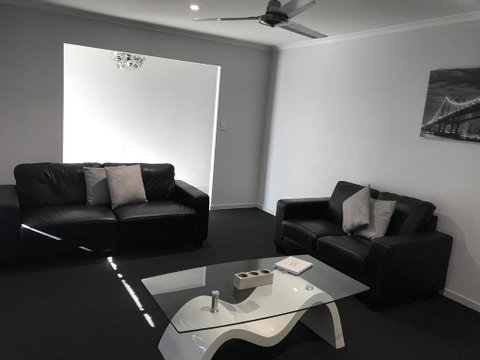 Hervey Bay Holiday Home - Hotel NSW 1