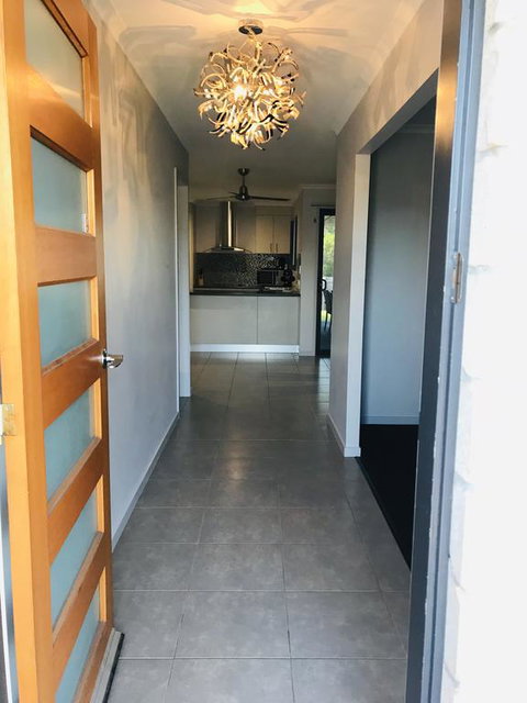 Hervey Bay Holiday Home - Hotel NSW 3