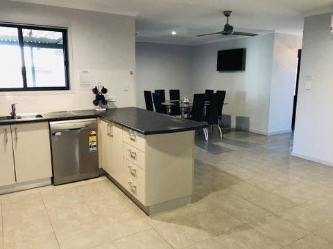 Hervey Bay Holiday Home - Hotel NSW 2