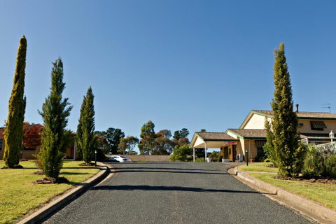Hilltops Retreat Motor Inn - Hotel NSW 2