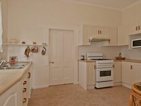 Hollyoak Cottage - Delightful, Ducks And Doileys! - Hotel NSW 1