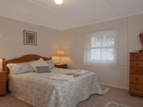 Hollyoak Cottage - Delightful, Ducks And Doileys! - Hotel NSW 3