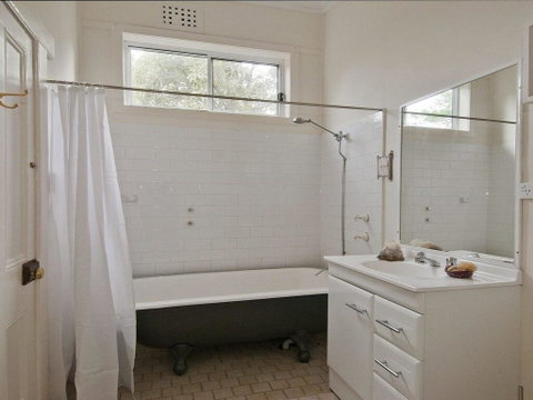 Hollyoak Cottage - Delightful, Ducks And Doileys! - Hotel NSW 2