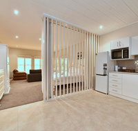 King I - you can honestly walk to Bimbadgen and Hope Estate concerts - Hotel NSW