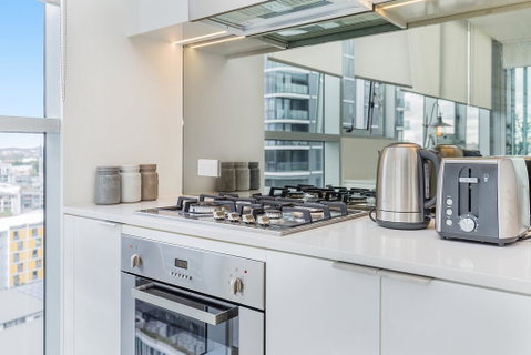 KOZYGURU NEWSTEAD DESIGNER 2 BED APT FREE PARKING POOL + GYM QNE088 - Hotel NSW 1