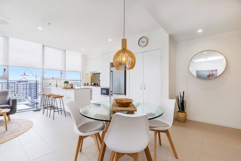 KOZYGURU NEWSTEAD DESIGNER 2 BED APT FREE PARKING POOL + GYM QNE088 - Hotel NSW 3