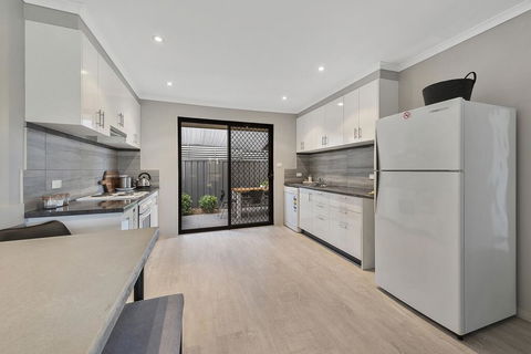 Lake Escape On Pool Avenue - Hotel NSW 1