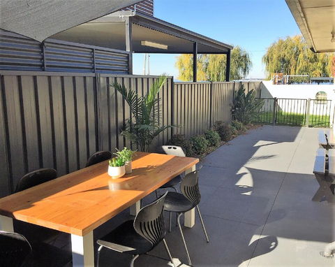 Lake Escape On Pool Avenue - Hotel NSW 2