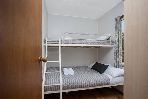 Lake Hamilton Motor Village And Caravan Park - Hotel NSW 2