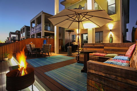 Lakeside Deck House - Hotel NSW 2