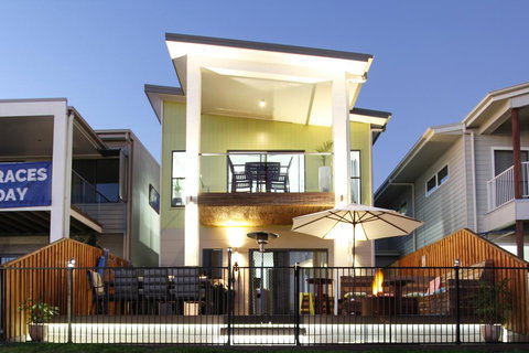 Lakeside Deck House - Hotel NSW 3