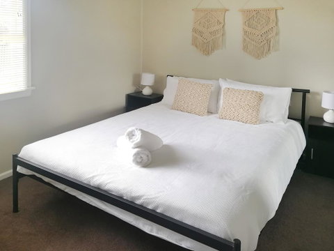 Large 5-Bedroom House With Wifi & Netflix Close To Taronga Western Plains Zoo - Hotel NSW 3