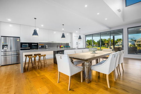 Lavish & Luxurious, Noosa Waters - Hotel NSW 2