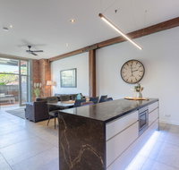 Luxury 3 brm 2 bath Woolstore apt with Courtyard - Hotel NSW