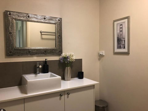 Luxury Room 15mins From Wagga's CBD - Hotel NSW 1