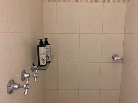 Luxury Room 15mins From Wagga's CBD - Hotel NSW 2